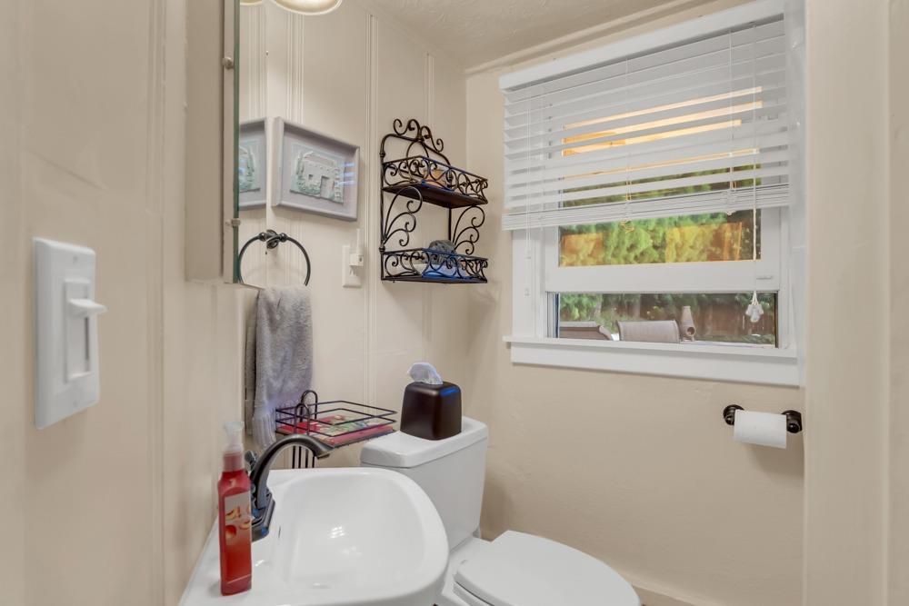 Detail Gallery Image 16 of 31 For 2032 4th Ave, Sacramento,  CA 95818 - 3 Beds | 1/1 Baths