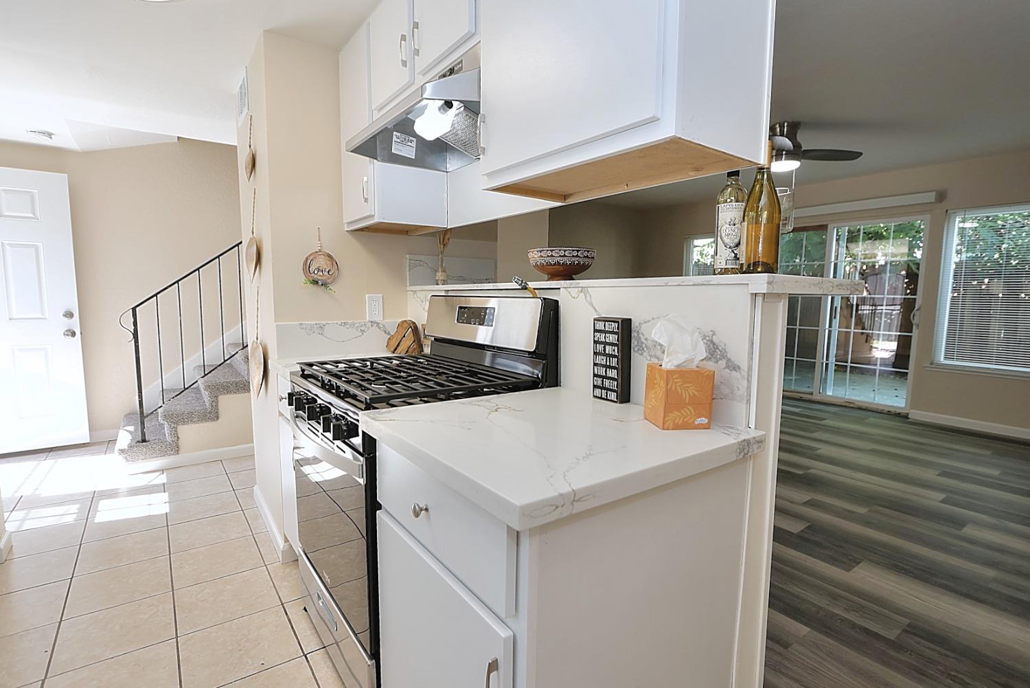 Detail Gallery Image 13 of 49 For 5702 Hillsdale, Sacramento,  CA 95842 - 2 Beds | 1 Baths
