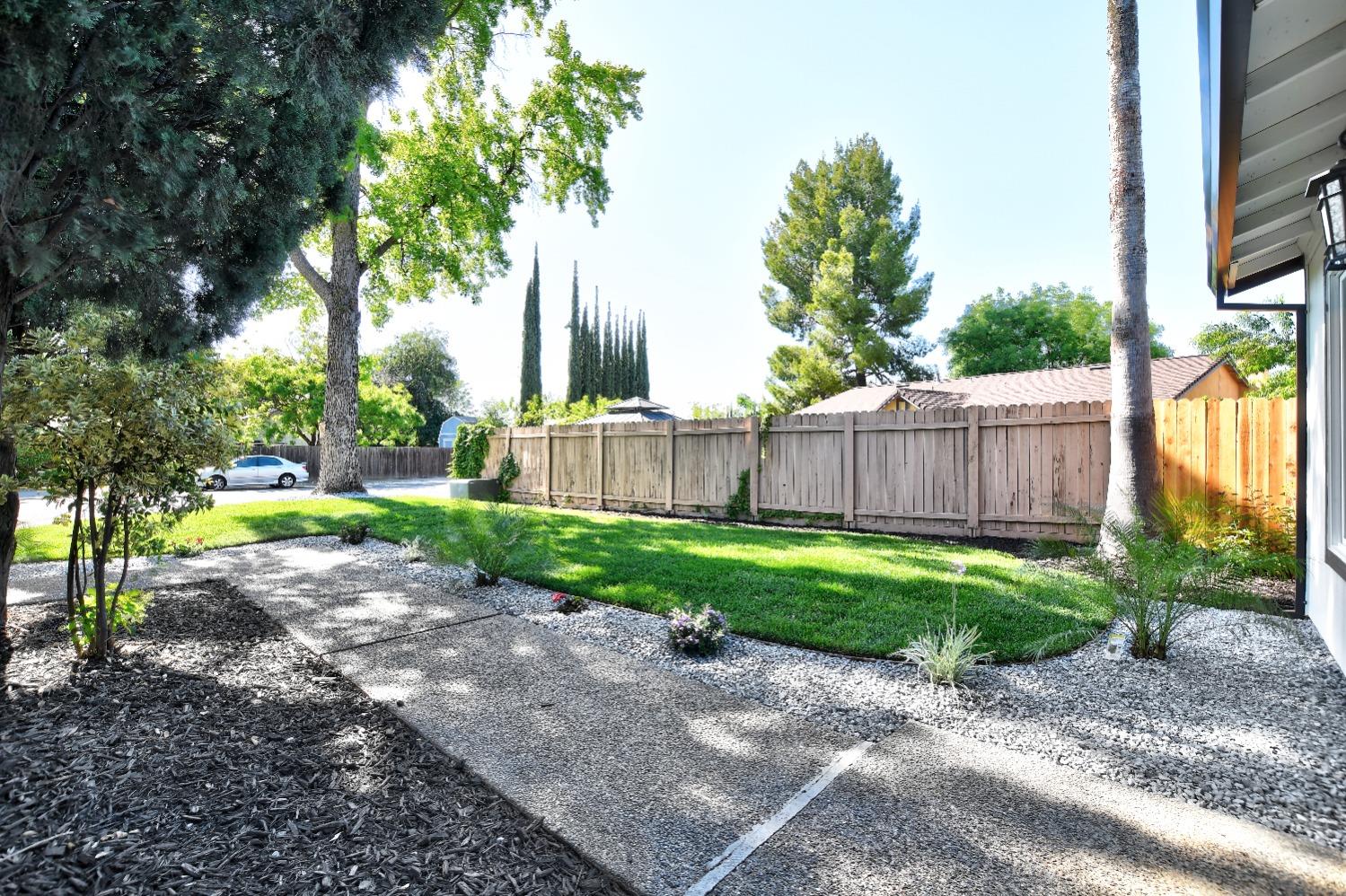 Detail Gallery Image 5 of 28 For 8136 Zenith Dr, Citrus Heights,  CA 95621 - 3 Beds | 2 Baths