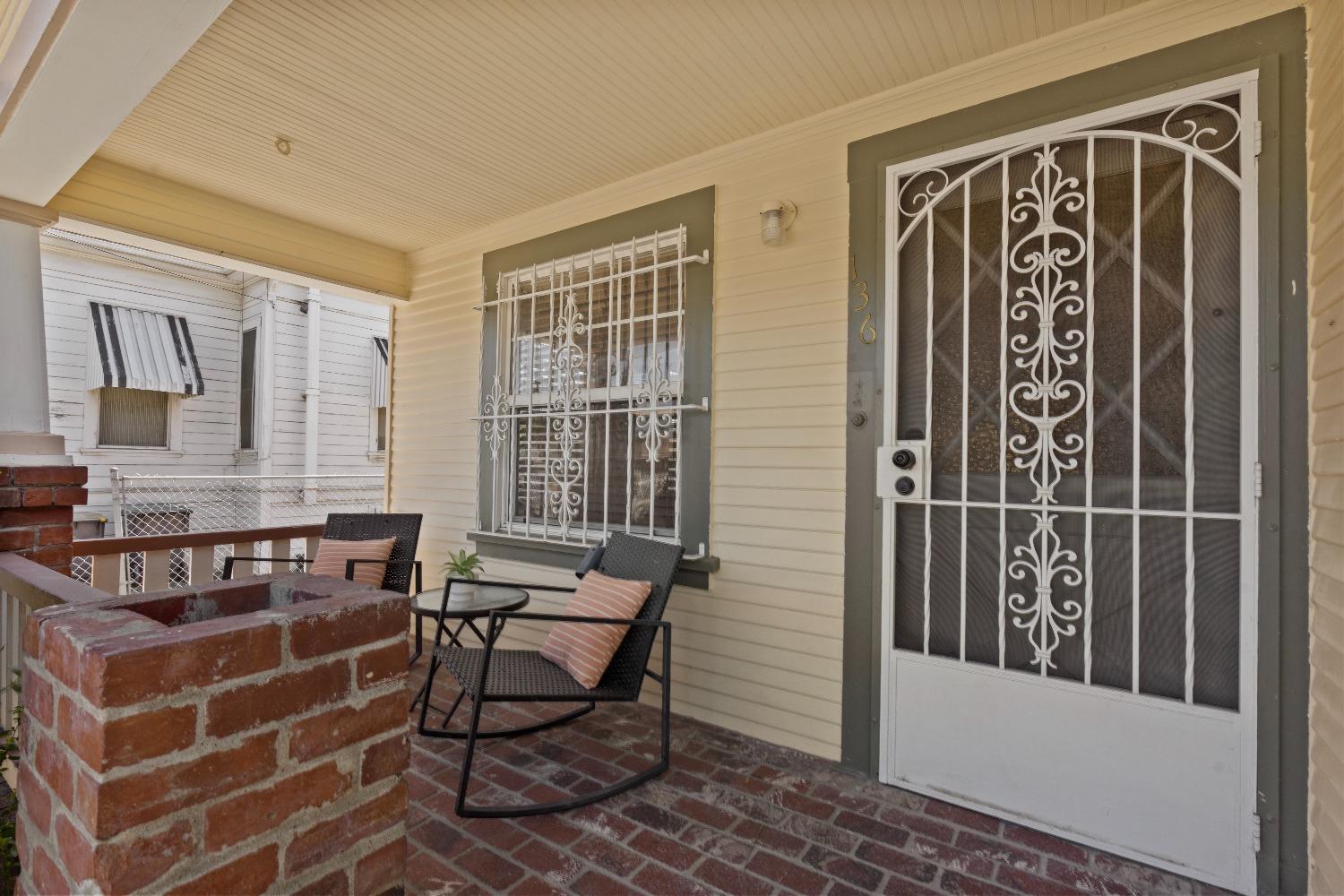 Detail Gallery Image 2 of 24 For 136 W Anderson St, Stockton,  CA 95206 - 4 Beds | 2 Baths