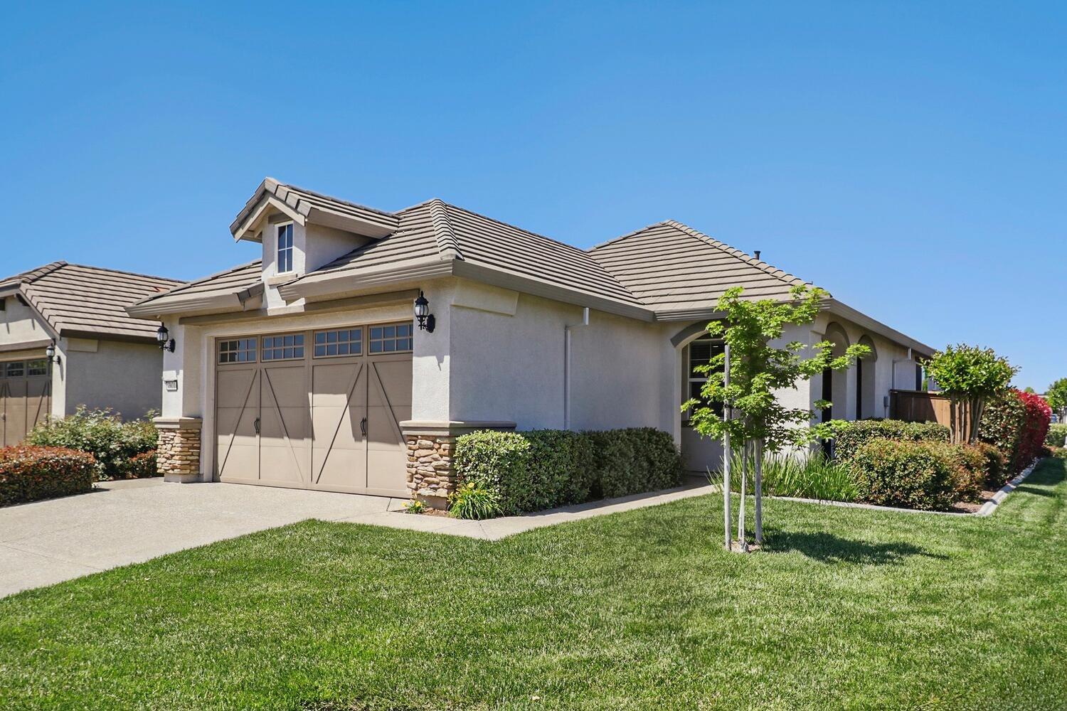 Detail Gallery Image 2 of 50 For 7921 Dearne Way, Elk Grove,  CA 95757 - 2 Beds | 2 Baths