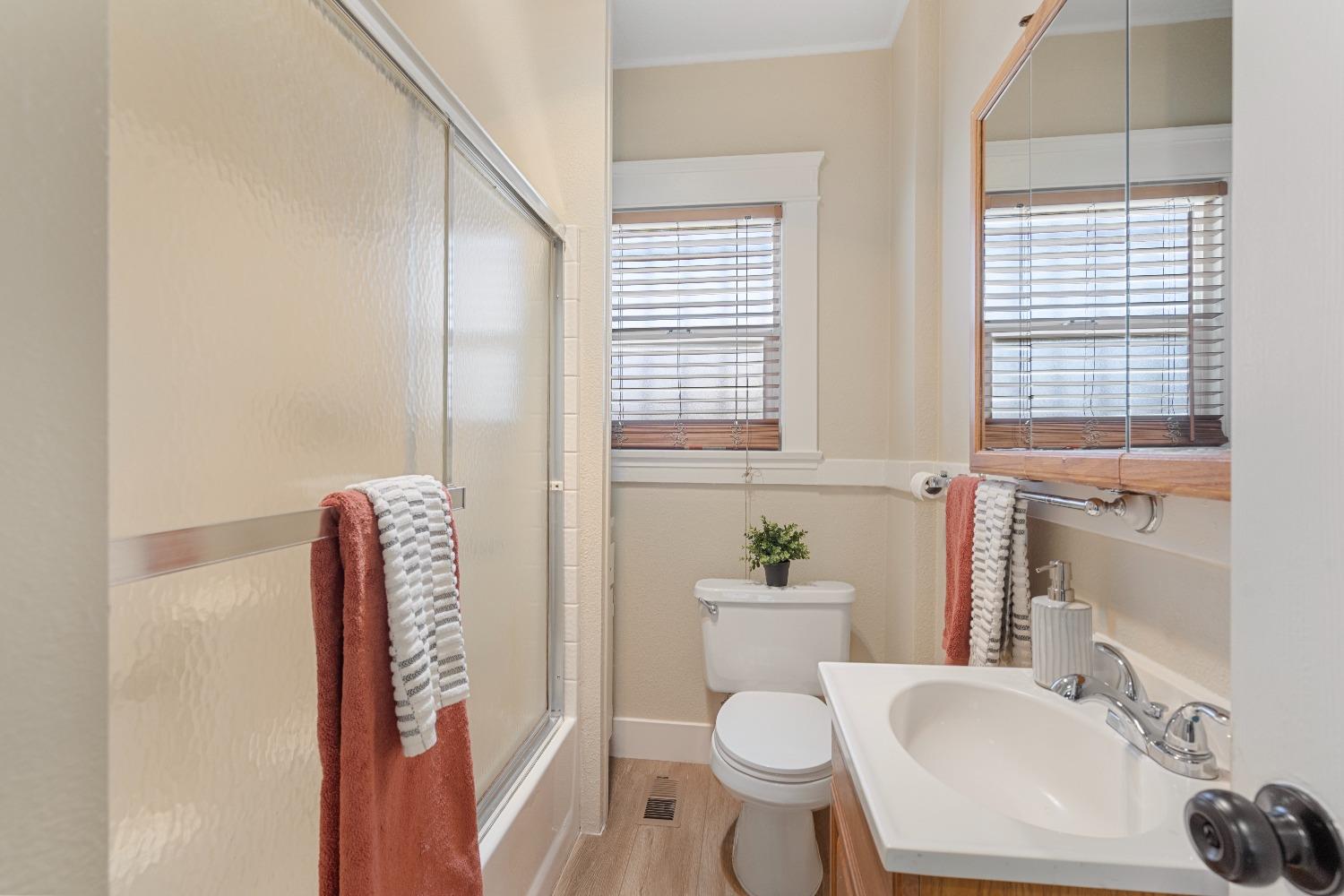 Detail Gallery Image 11 of 24 For 136 W Anderson St, Stockton,  CA 95206 - 4 Beds | 2 Baths