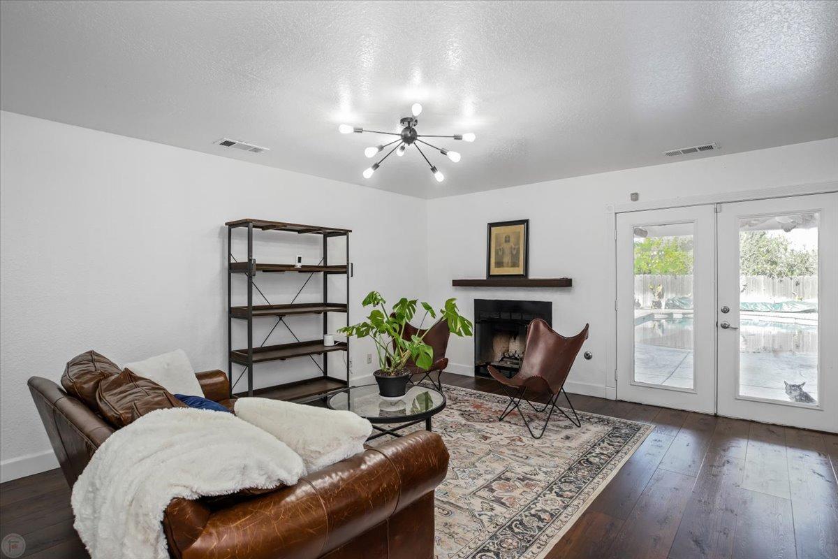 Detail Gallery Image 12 of 46 For 85 S C St, Tracy,  CA 95376 - 3 Beds | 2/1 Baths