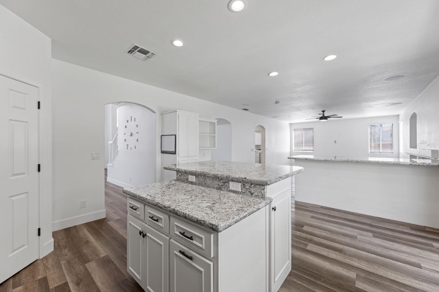 Detail Gallery Image 9 of 45 For 9522 Diamond Point Ln, Elk Grove,  CA 95758 - 5 Beds | 2/1 Baths