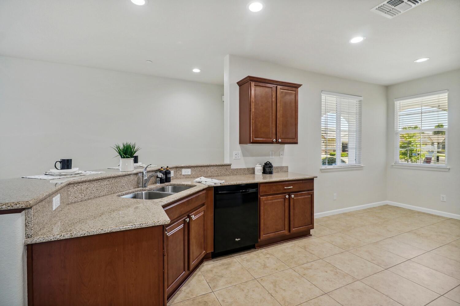Detail Gallery Image 9 of 50 For 7921 Dearne Way, Elk Grove,  CA 95757 - 2 Beds | 2 Baths