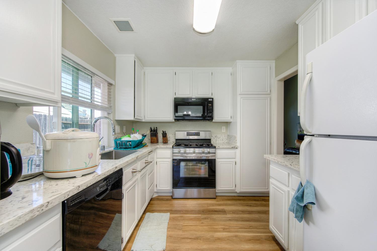 Detail Gallery Image 9 of 21 For 8789 Mayberry Way, Elk Grove,  CA 95758 - 3 Beds | 2 Baths