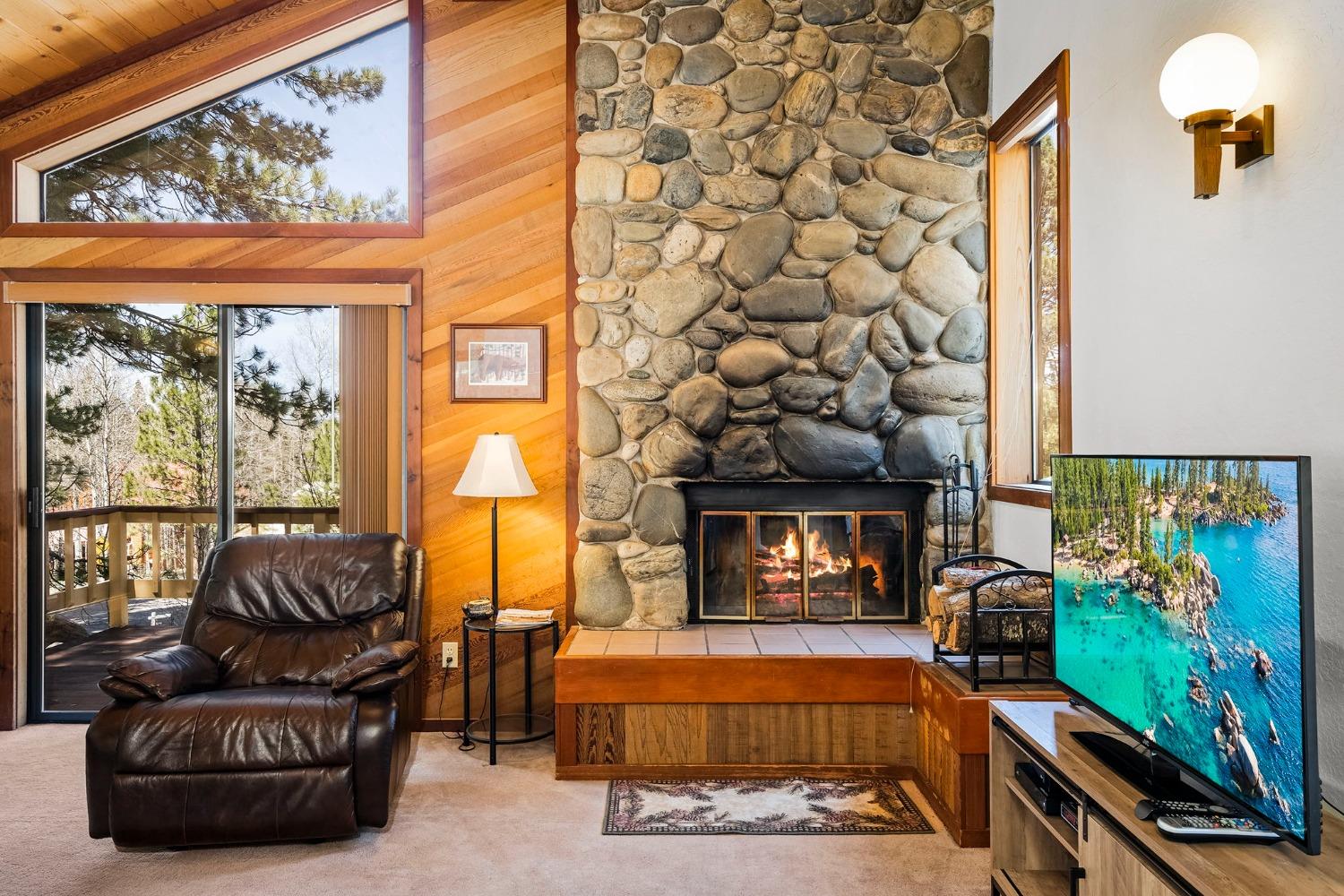 Detail Gallery Image 5 of 41 For 251 Basque Dr, Truckee,  CA 96161 - 3 Beds | 2 Baths