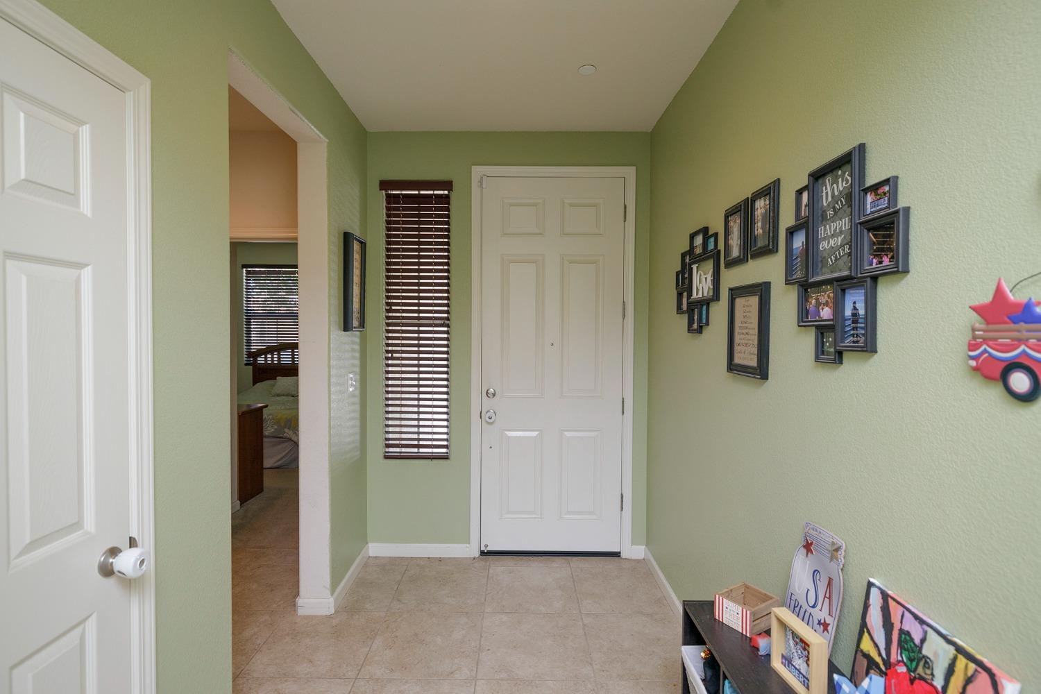 Detail Gallery Image 3 of 28 For 1517 Countrywood Ln, Escalon,  CA 95320 - 3 Beds | 2 Baths