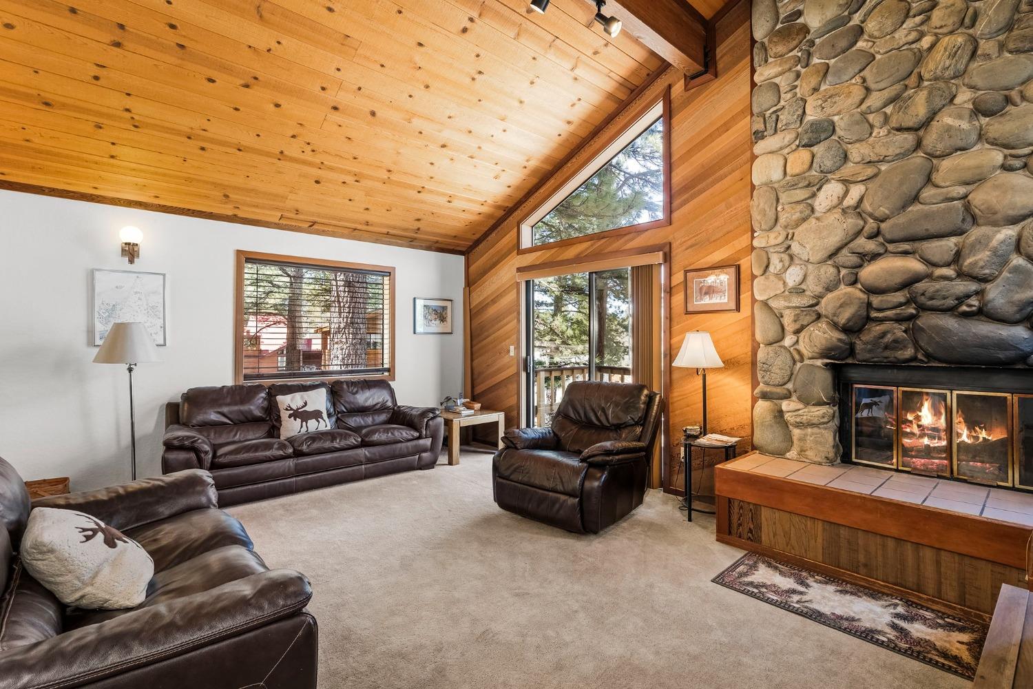 Detail Gallery Image 4 of 41 For 251 Basque Dr, Truckee,  CA 96161 - 3 Beds | 2 Baths