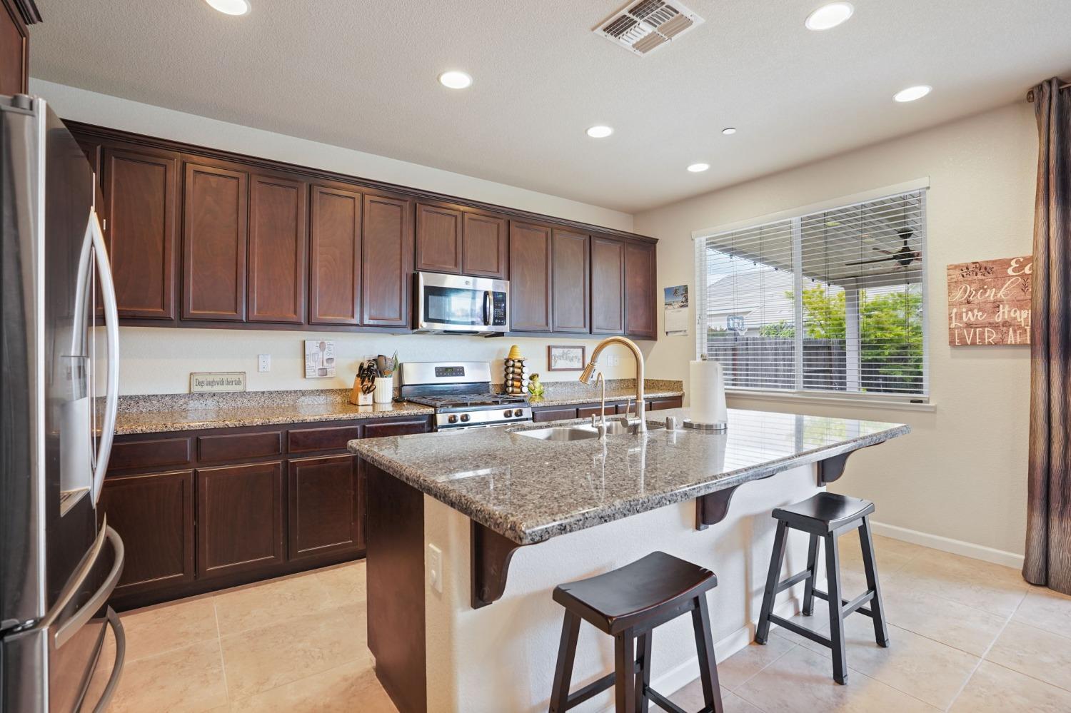 Detail Gallery Image 6 of 38 For 2125 Artistry Dr, Modesto,  CA 95357 - 3 Beds | 2/1 Baths