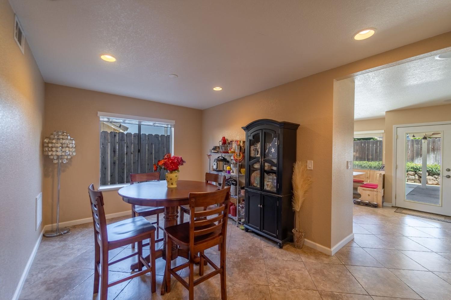 Detail Gallery Image 11 of 32 For 233 Pinto Creek Ct, Oakdale,  CA 95361 - 3 Beds | 2/1 Baths