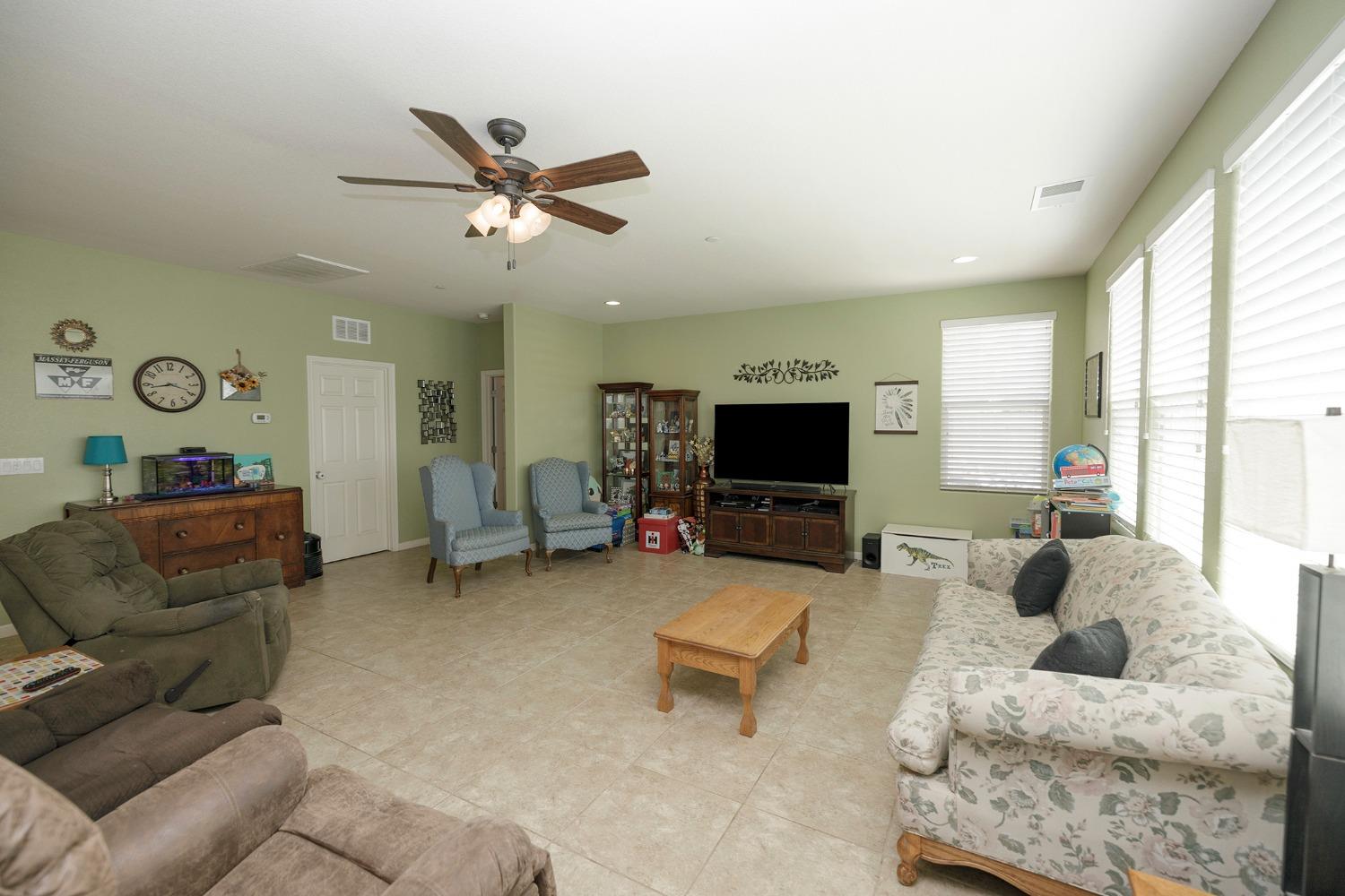 Detail Gallery Image 9 of 28 For 1517 Countrywood Ln, Escalon,  CA 95320 - 3 Beds | 2 Baths