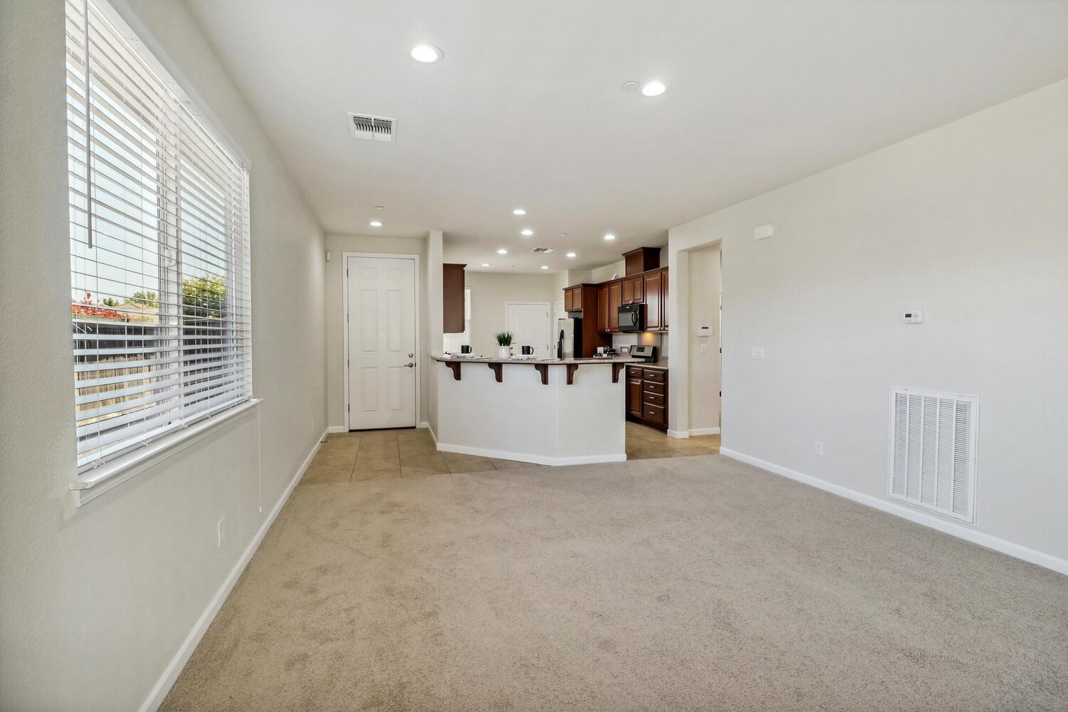 Detail Gallery Image 6 of 50 For 7921 Dearne Way, Elk Grove,  CA 95757 - 2 Beds | 2 Baths