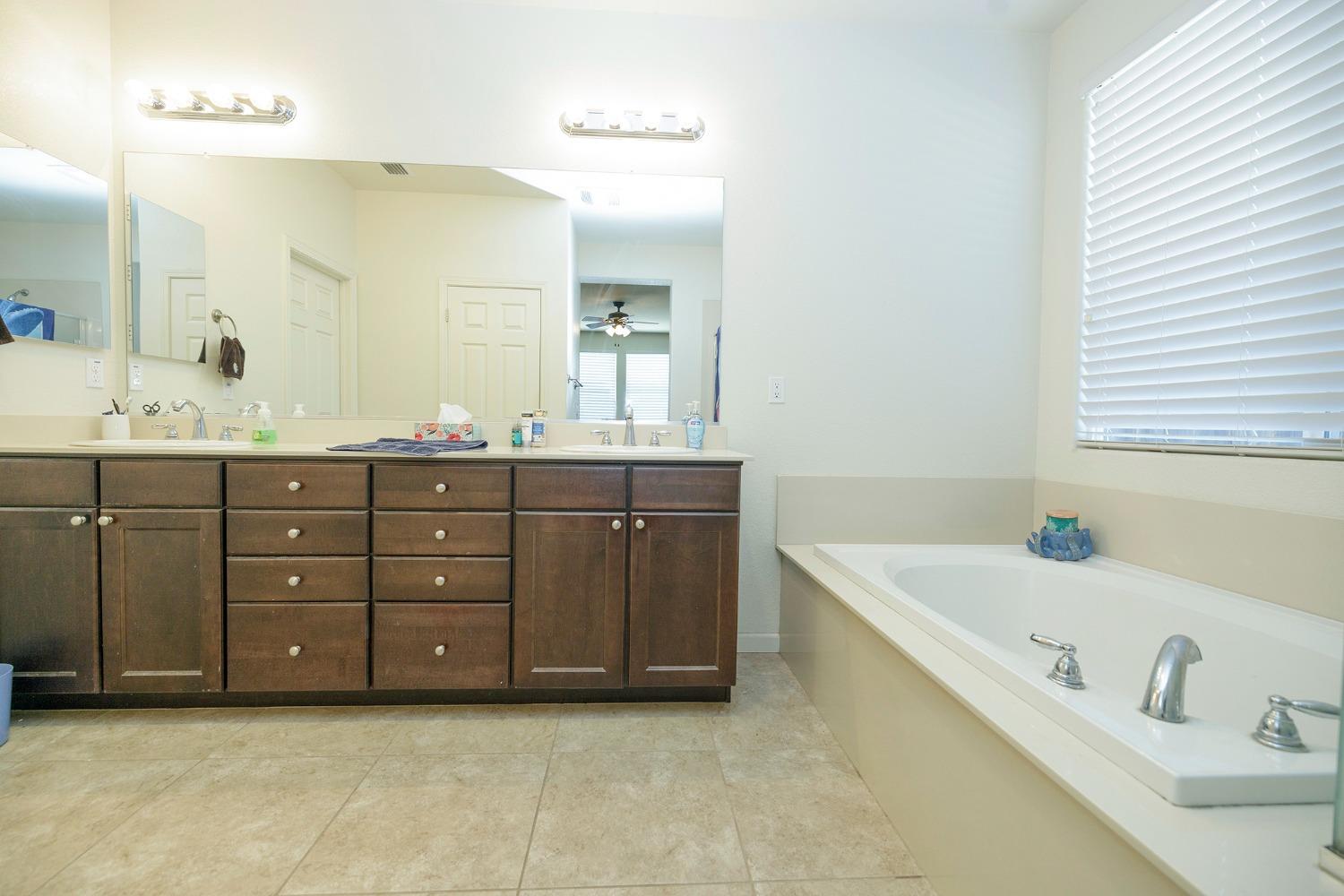 Detail Gallery Image 17 of 28 For 1517 Countrywood Ln, Escalon,  CA 95320 - 3 Beds | 2 Baths