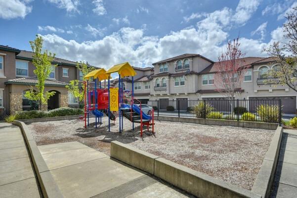 Detail Gallery Image 2 of 27 For 2304 Las Palomas Loop, Lincoln,  CA 95648 - 3 Beds | 3/1 Baths