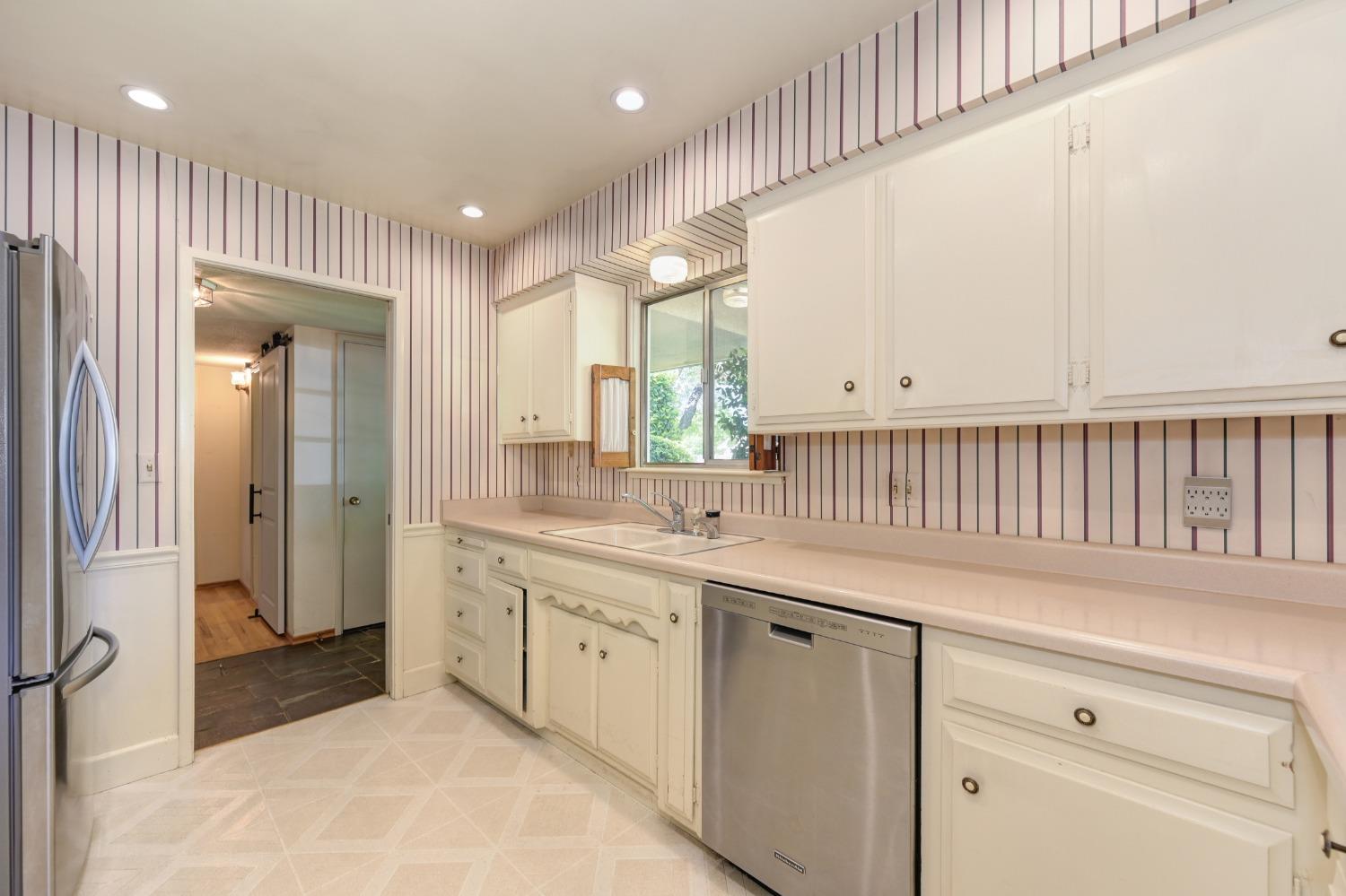 Detail Gallery Image 10 of 40 For 5652 Vega Ct, Carmichael,  CA 95608 - 3 Beds | 2 Baths