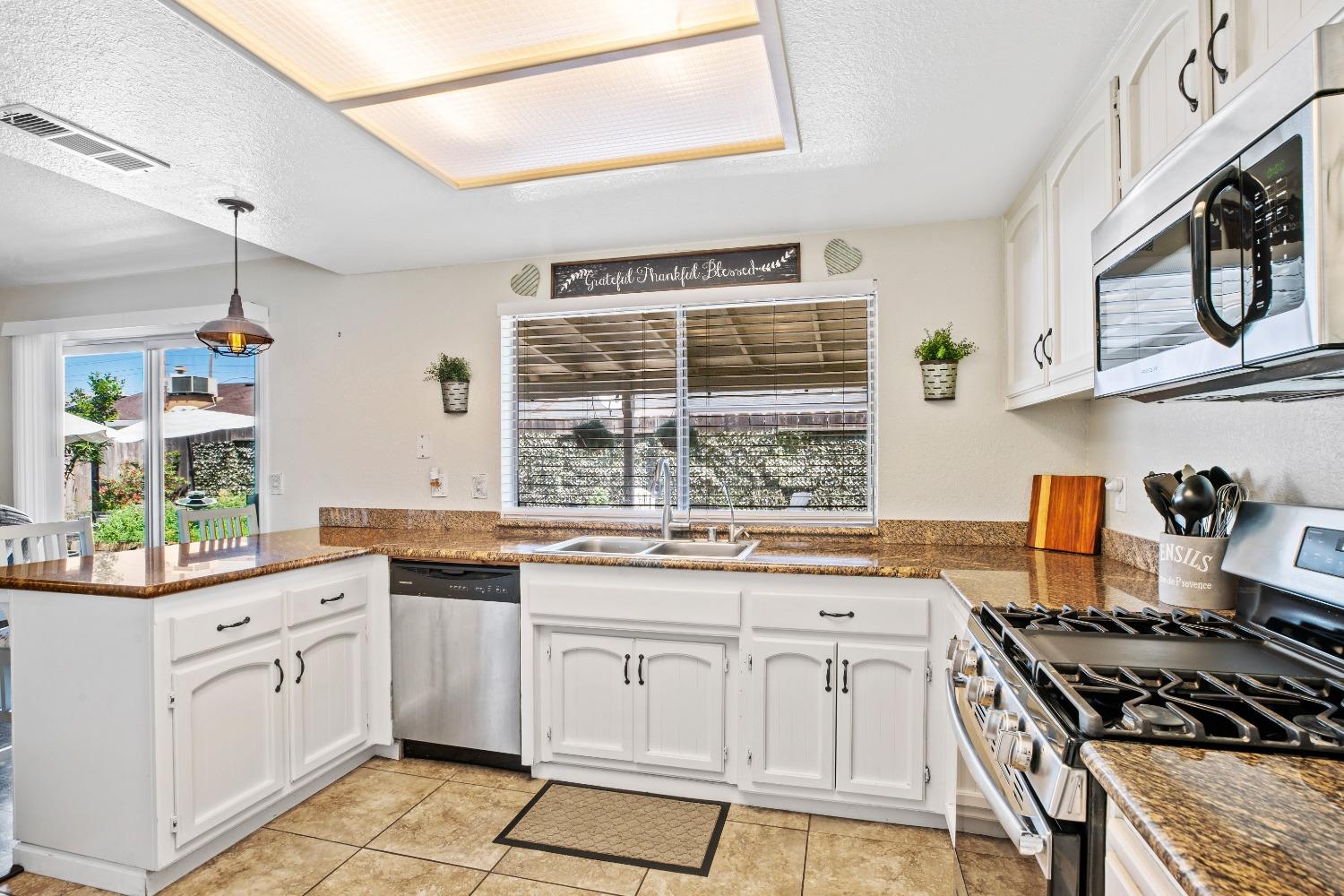 Detail Gallery Image 9 of 29 For 2717 Mill Oak Dr, Modesto,  CA 95355 - 3 Beds | 2 Baths