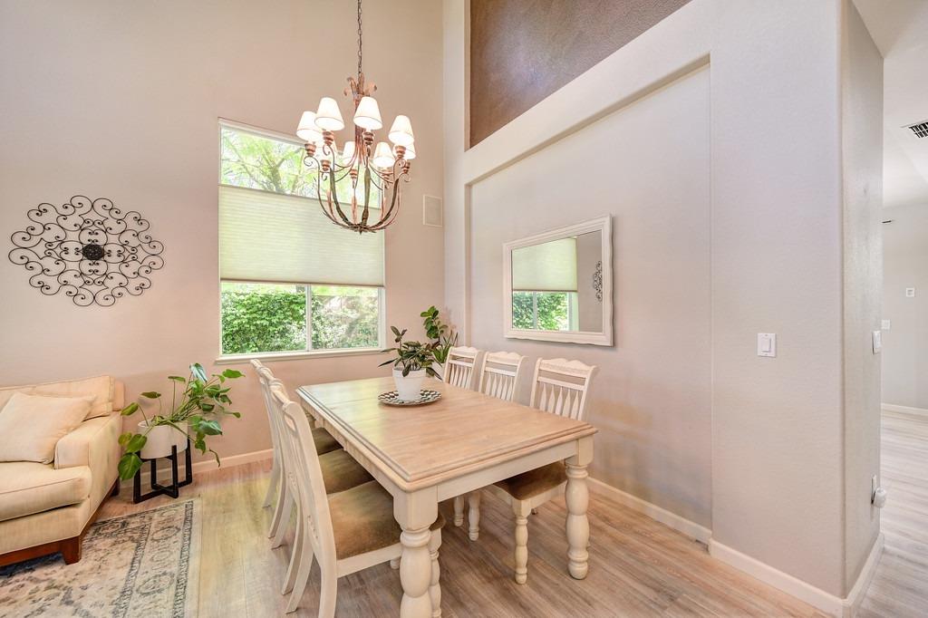 Detail Gallery Image 14 of 59 For 2460 Watercourse Way, Sacramento,  CA 95833 - 3 Beds | 2/1 Baths