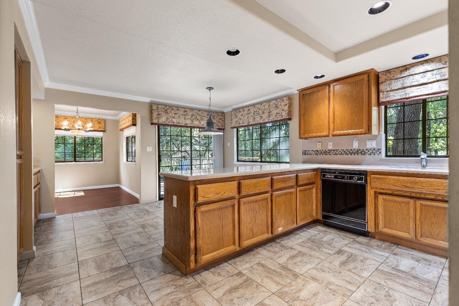 Detail Gallery Image 6 of 46 For 7405 Black Tree Ln, Citrus Heights,  CA 95610 - 3 Beds | 2 Baths