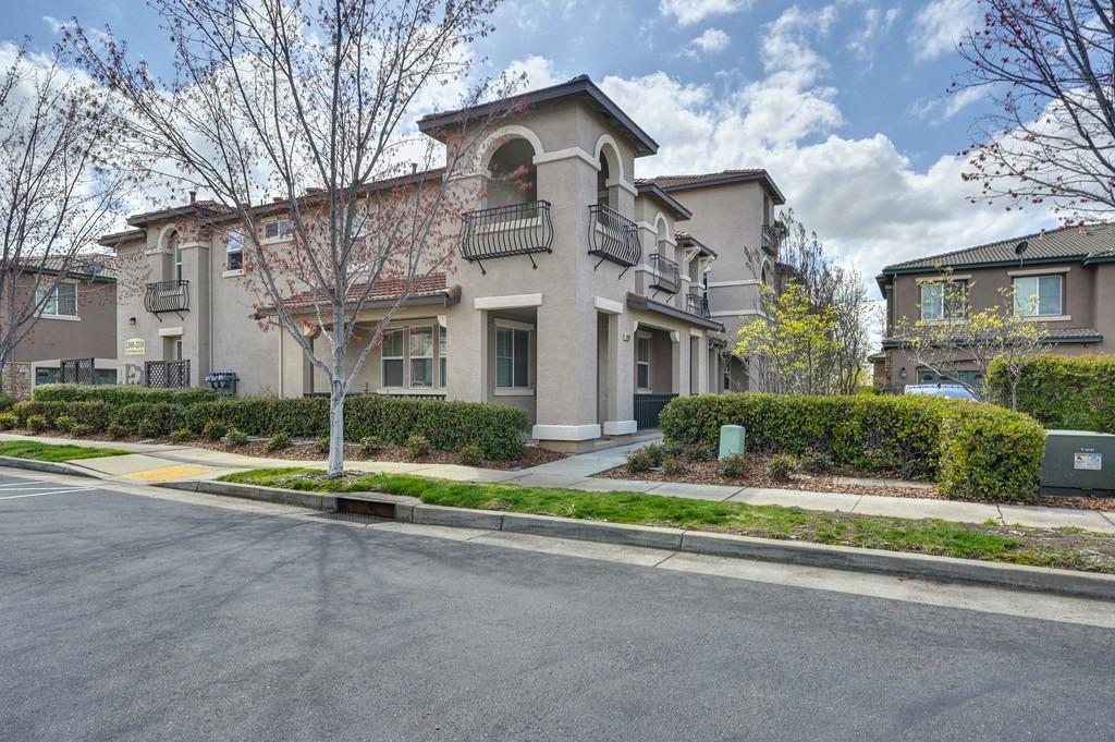 Detail Gallery Image 3 of 27 For 2304 Las Palomas Loop, Lincoln,  CA 95648 - 3 Beds | 3/1 Baths