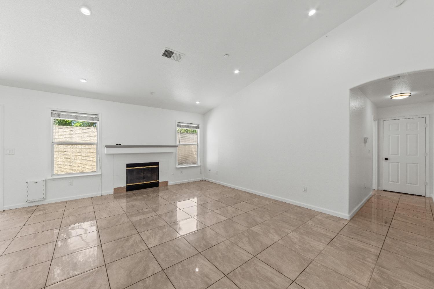 Detail Gallery Image 2 of 22 For 237 Pearl Ct, Woodland,  CA 95695 - 3 Beds | 2 Baths