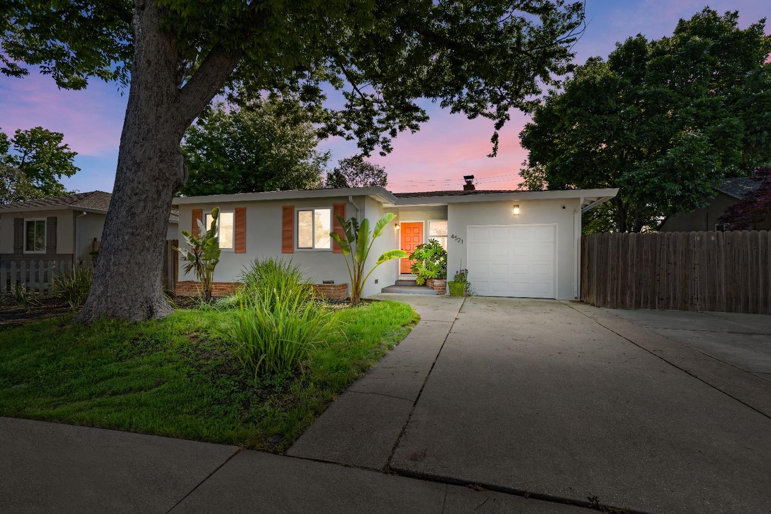 Introducing a delightful 3-bedroom, 1-bath home nestled in the charming Hollywood Park neighborhood 