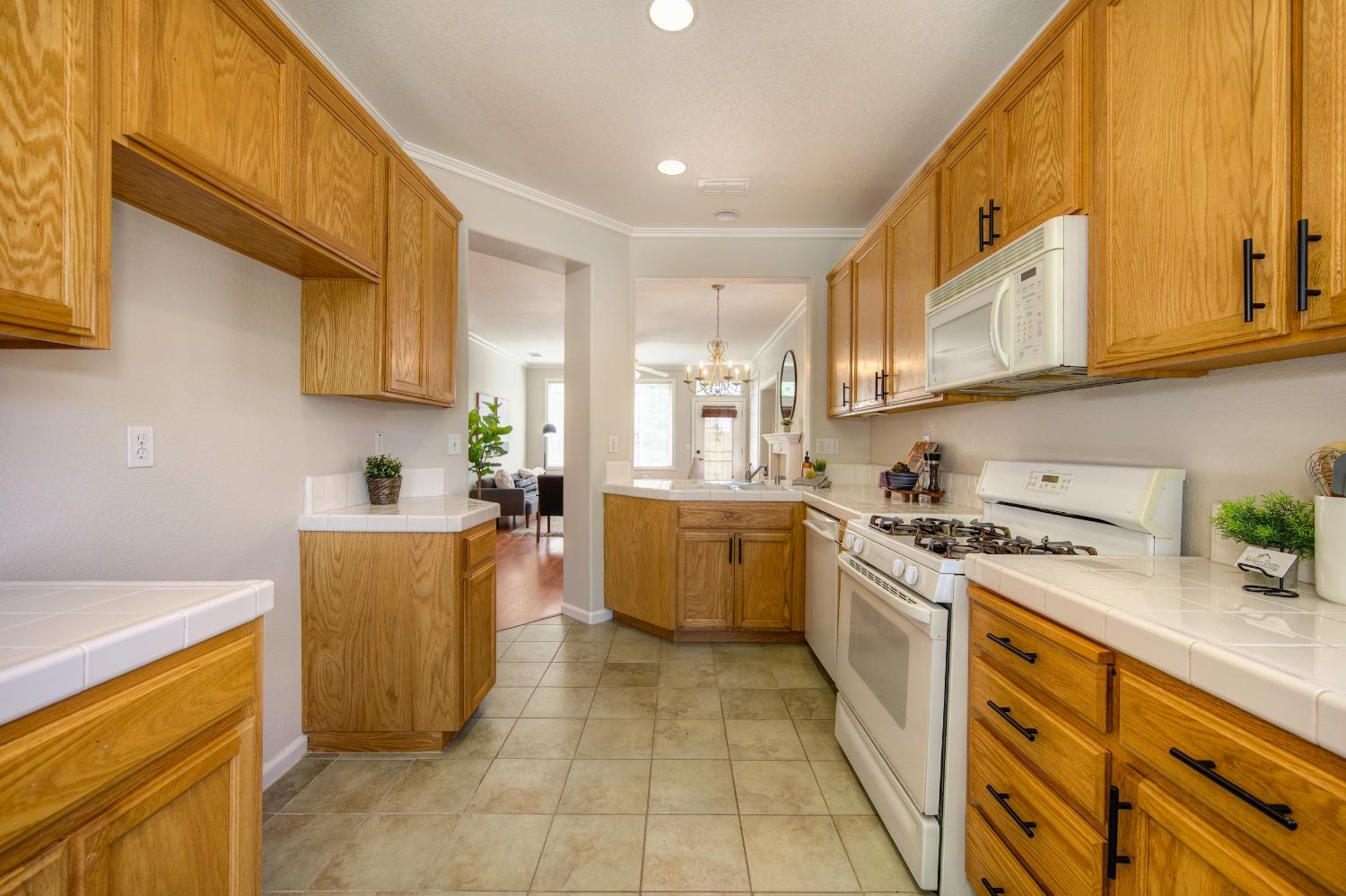 Detail Gallery Image 16 of 28 For 7 Windchime Ct, Sacramento,  CA 95823 - 3 Beds | 2 Baths