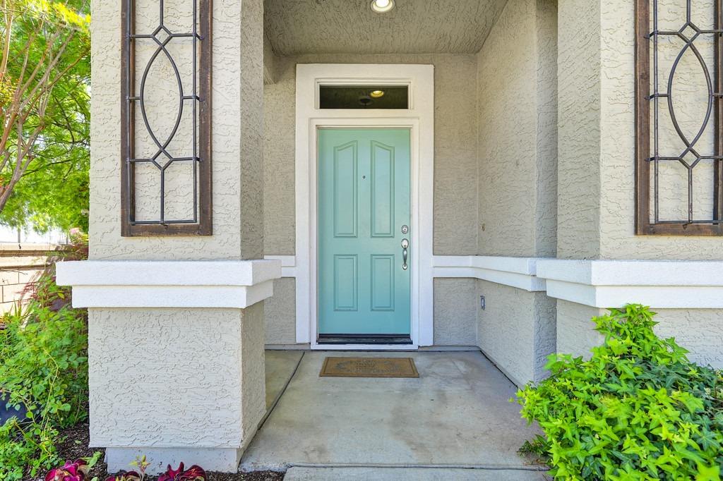 Detail Gallery Image 6 of 59 For 2460 Watercourse Way, Sacramento,  CA 95833 - 3 Beds | 2/1 Baths