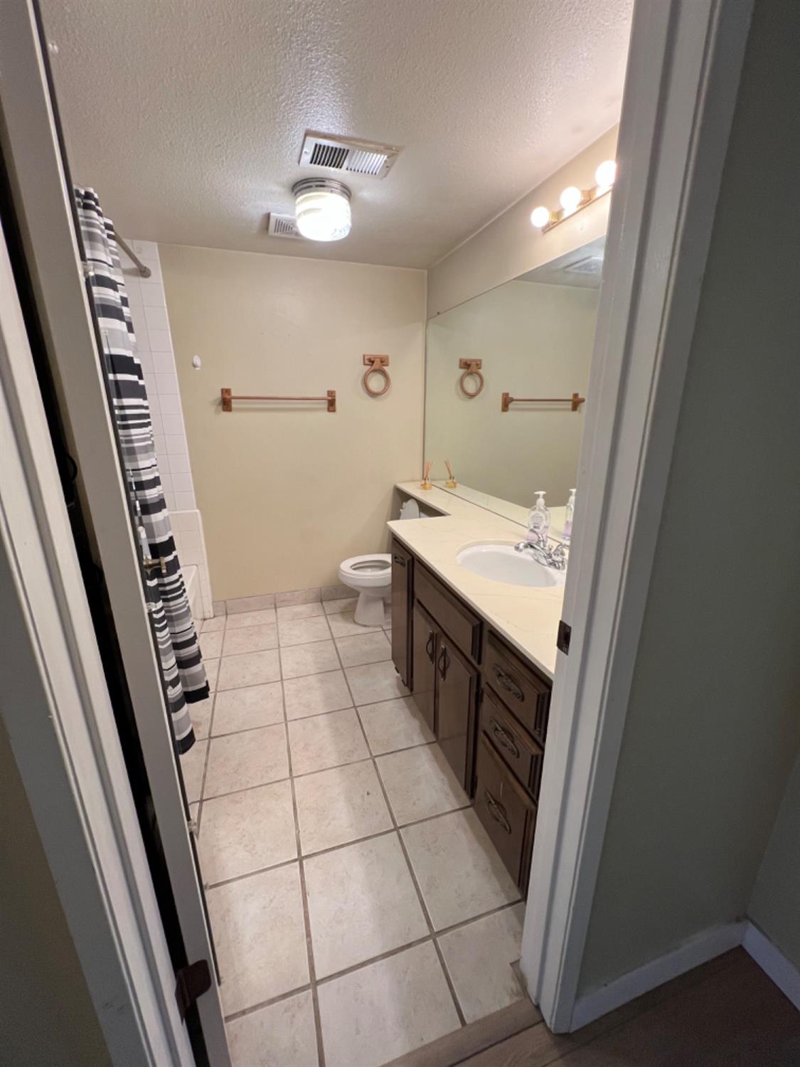 Detail Gallery Image 6 of 22 For 1922 Venetian Dr, Stockton,  CA 95207 - 2 Beds | 2 Baths