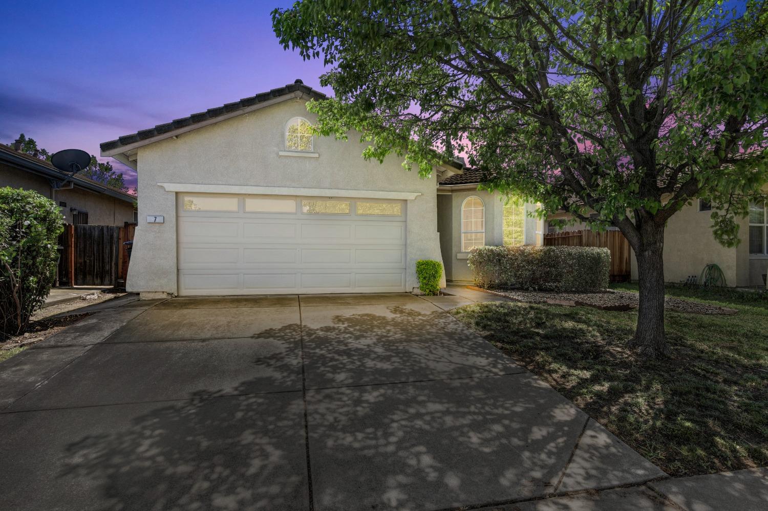 Detail Gallery Image 1 of 28 For 7 Windchime Ct, Sacramento,  CA 95823 - 3 Beds | 2 Baths