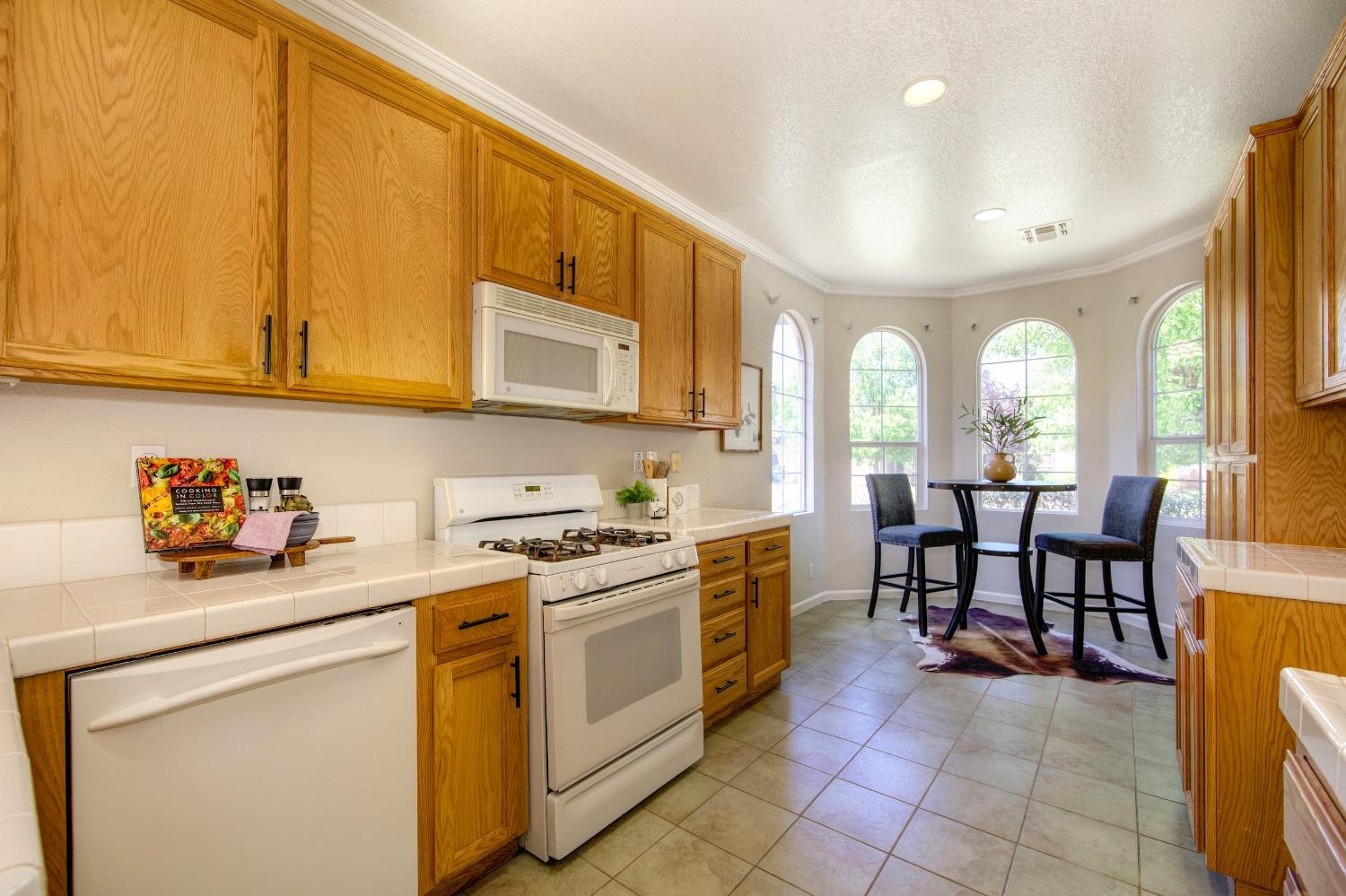 Detail Gallery Image 14 of 28 For 7 Windchime Ct, Sacramento,  CA 95823 - 3 Beds | 2 Baths