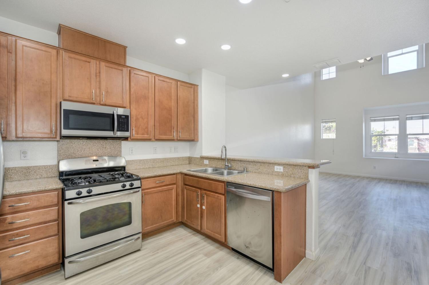 Detail Gallery Image 6 of 27 For 2304 Las Palomas Loop, Lincoln,  CA 95648 - 3 Beds | 3/1 Baths