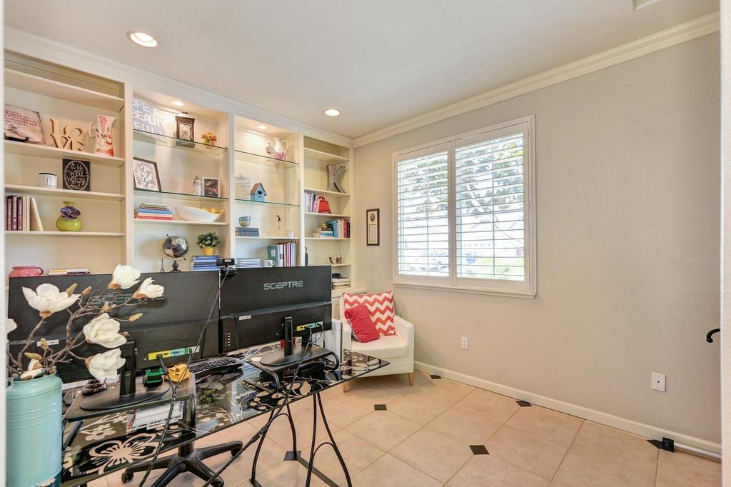 Detail Gallery Image 15 of 59 For 2460 Watercourse Way, Sacramento,  CA 95833 - 3 Beds | 2/1 Baths