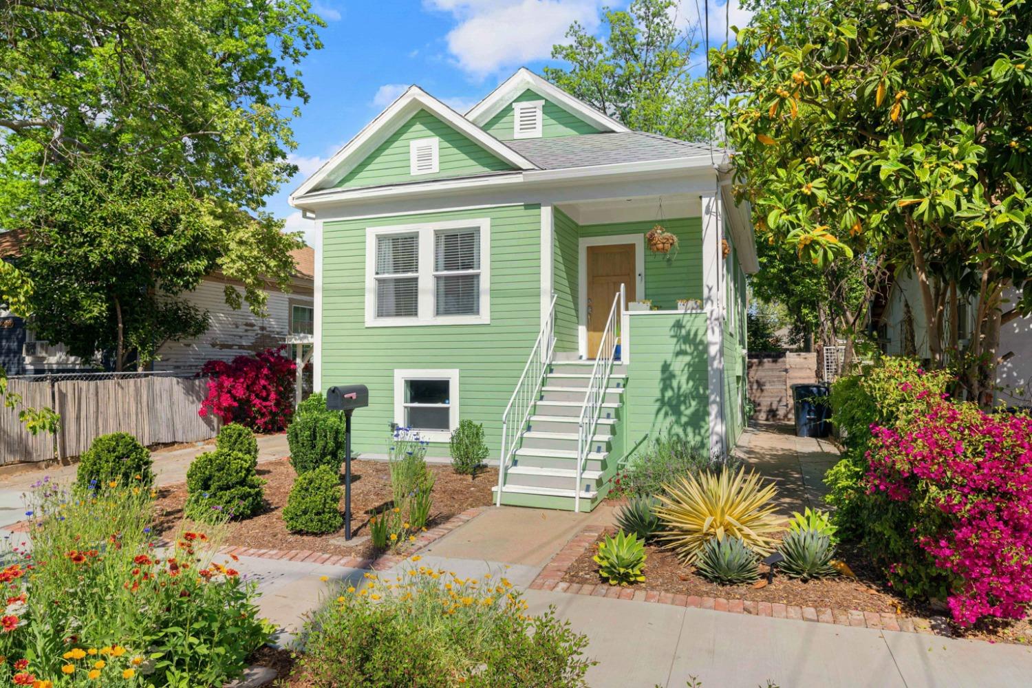 Welcome to your fully updated North Oak Park highwater bungalow, ideally located near UC Davis Medic