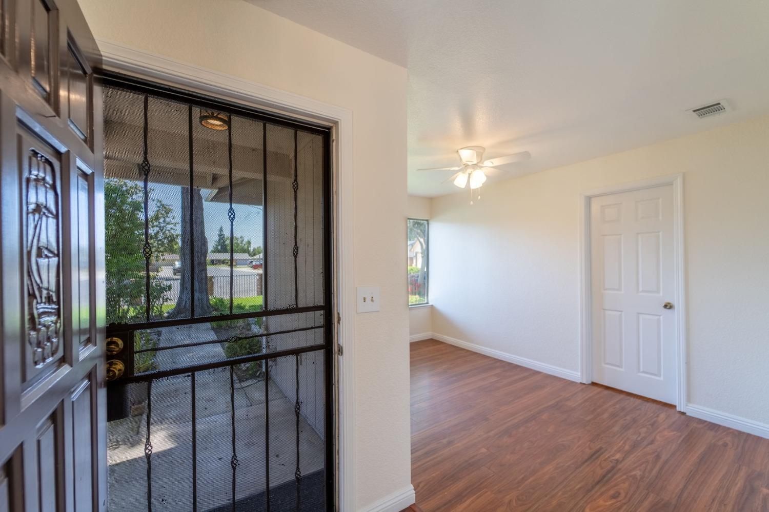 Detail Gallery Image 10 of 39 For 1595 Nicklaus Way, Manteca,  CA 95337 - 3 Beds | 2 Baths