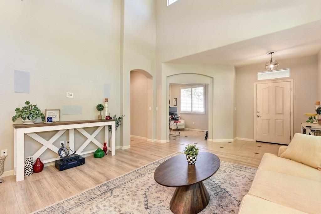 Detail Gallery Image 11 of 59 For 2460 Watercourse Way, Sacramento,  CA 95833 - 3 Beds | 2/1 Baths