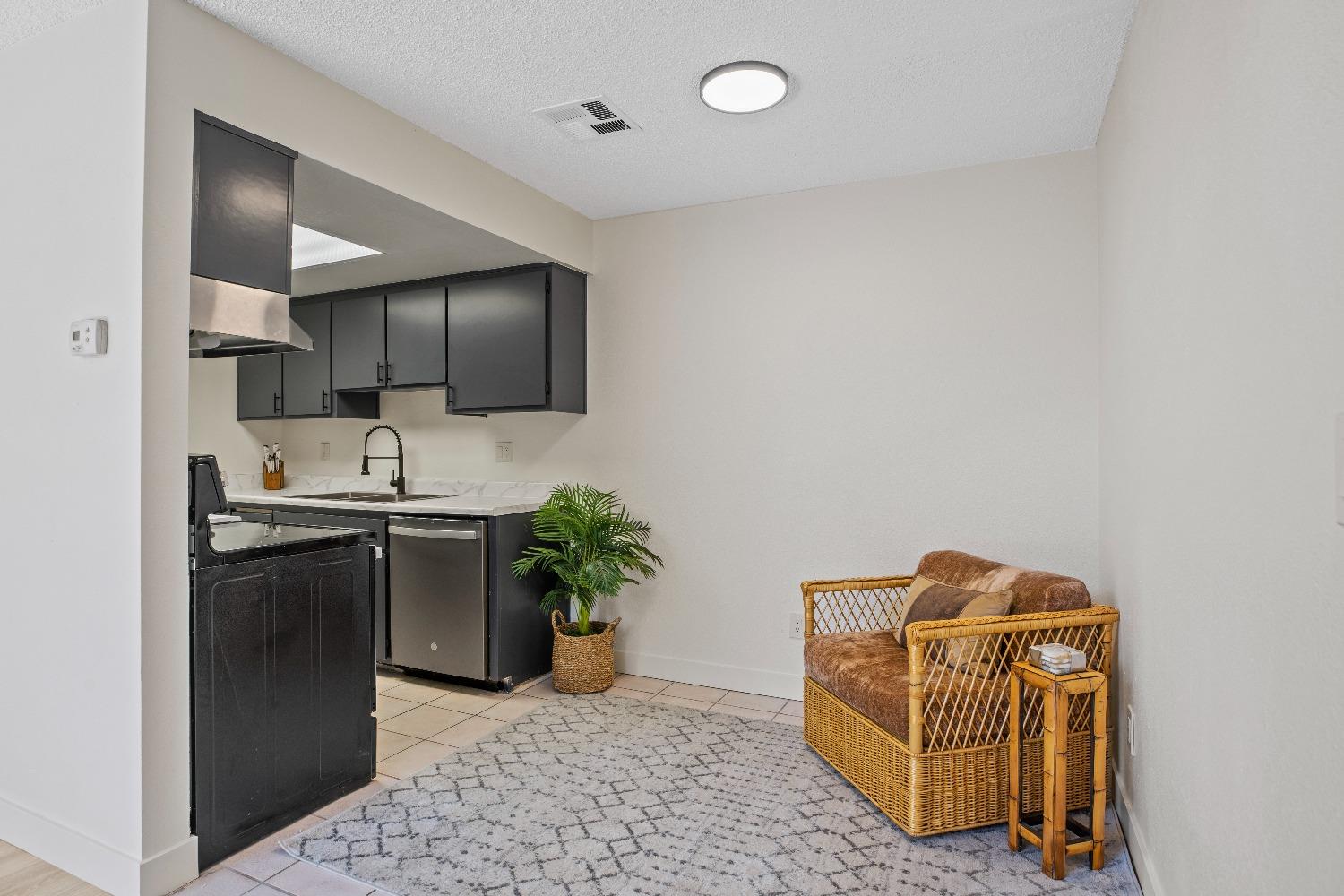 Detail Gallery Image 6 of 21 For 325 Standiford Ave #39,  Modesto,  CA 95350 - 2 Beds | 1 Baths