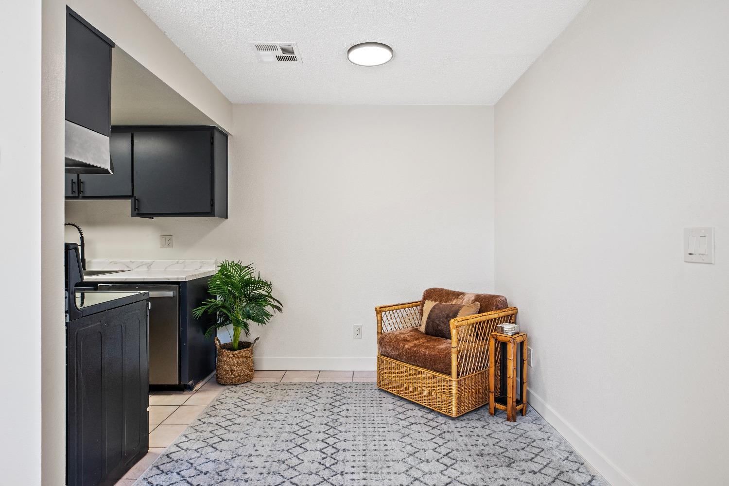 Detail Gallery Image 5 of 21 For 325 Standiford Ave #39,  Modesto,  CA 95350 - 2 Beds | 1 Baths