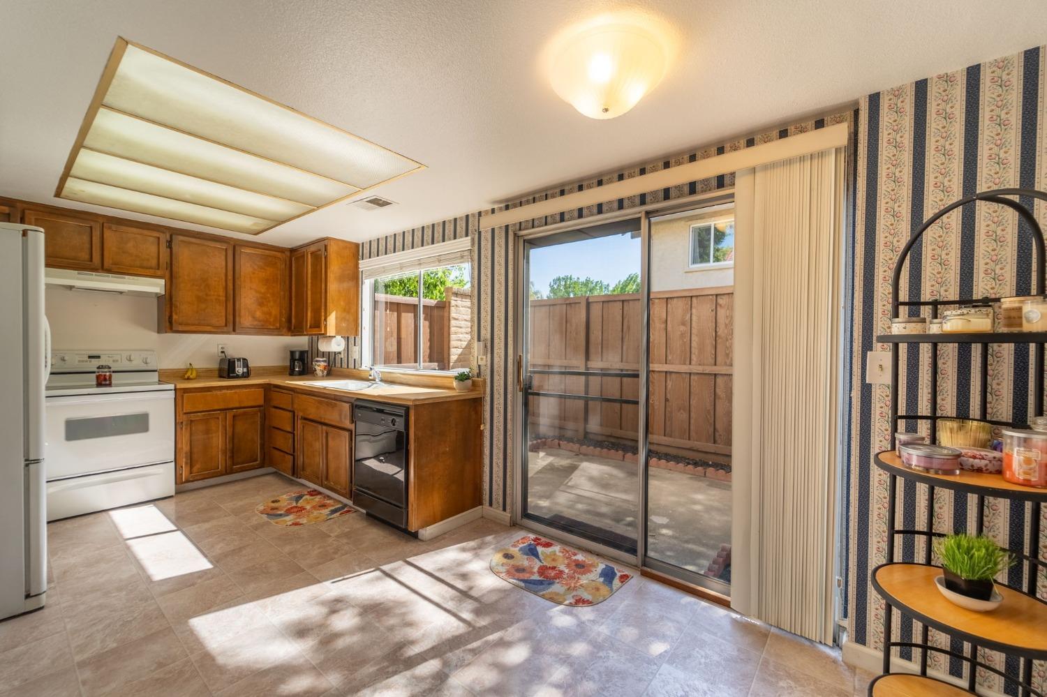 Detail Gallery Image 11 of 27 For 938 Claremont Ct, Modesto,  CA 95356 - 3 Beds | 2/1 Baths