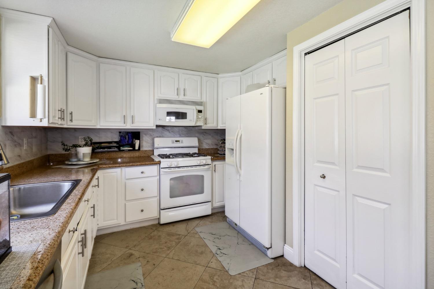 Detail Gallery Image 15 of 43 For 8520 Oakenshield Cir, Antelope,  CA 95843 - 3 Beds | 2/1 Baths