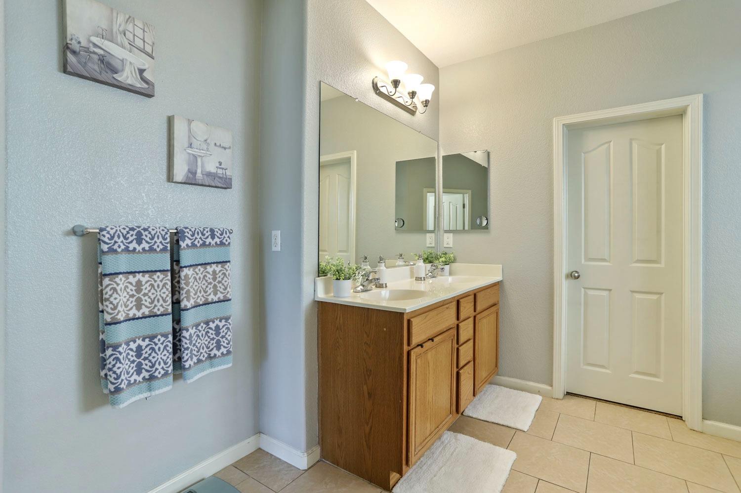 Detail Gallery Image 32 of 52 For 17724 Strawberry Glen St, Lathrop,  CA 95330 - 4 Beds | 3/1 Baths