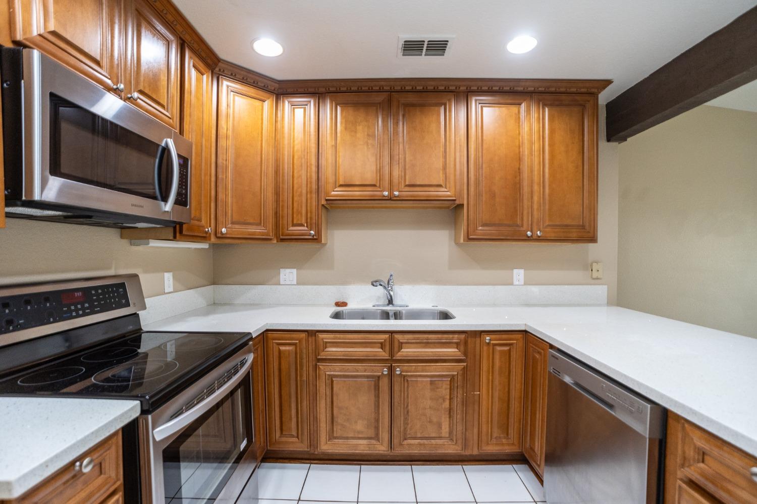 Detail Gallery Image 7 of 35 For 8547 Still Woods Ct, Sacramento,  CA 95828 - 2 Beds | 2 Baths