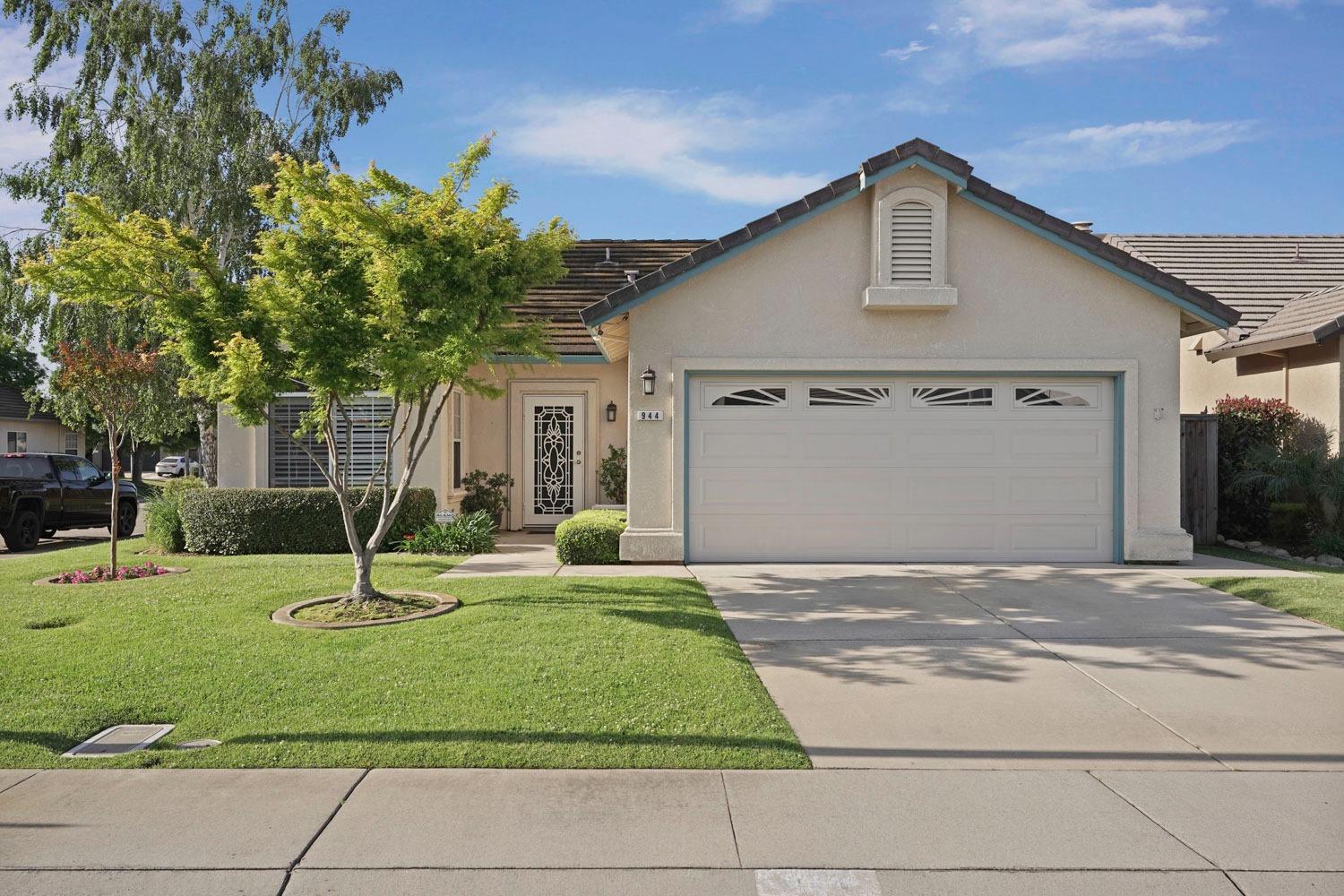 Detail Gallery Image 2 of 38 For 944 Pearwood Cir, Lodi,  CA 95242 - 3 Beds | 2 Baths