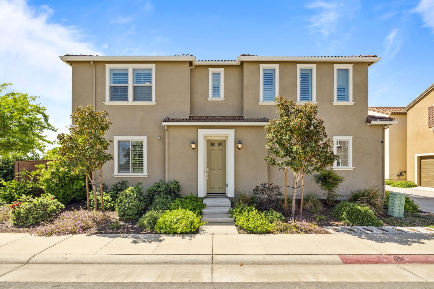 Detail Gallery Image 1 of 36 For 8886 Solo Way, Elk Grove,  CA 95757 - 3 Beds | 2/1 Baths