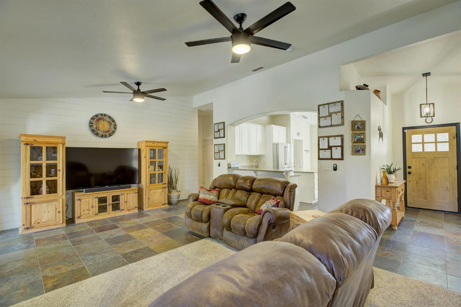 Detail Gallery Image 6 of 23 For 403 Donner Ct, Wheatland,  CA 95692 - 3 Beds | 2 Baths