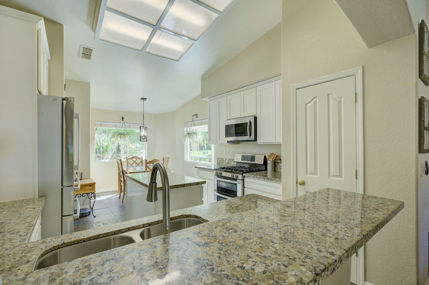 Detail Gallery Image 8 of 23 For 403 Donner Ct, Wheatland,  CA 95692 - 3 Beds | 2 Baths
