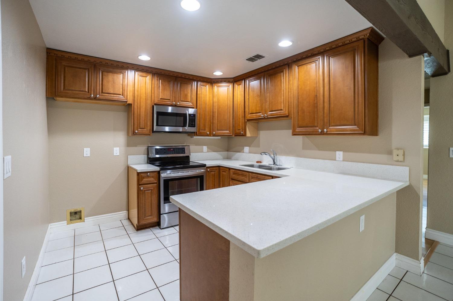Detail Gallery Image 6 of 35 For 8547 Still Woods Ct, Sacramento,  CA 95828 - 2 Beds | 2 Baths