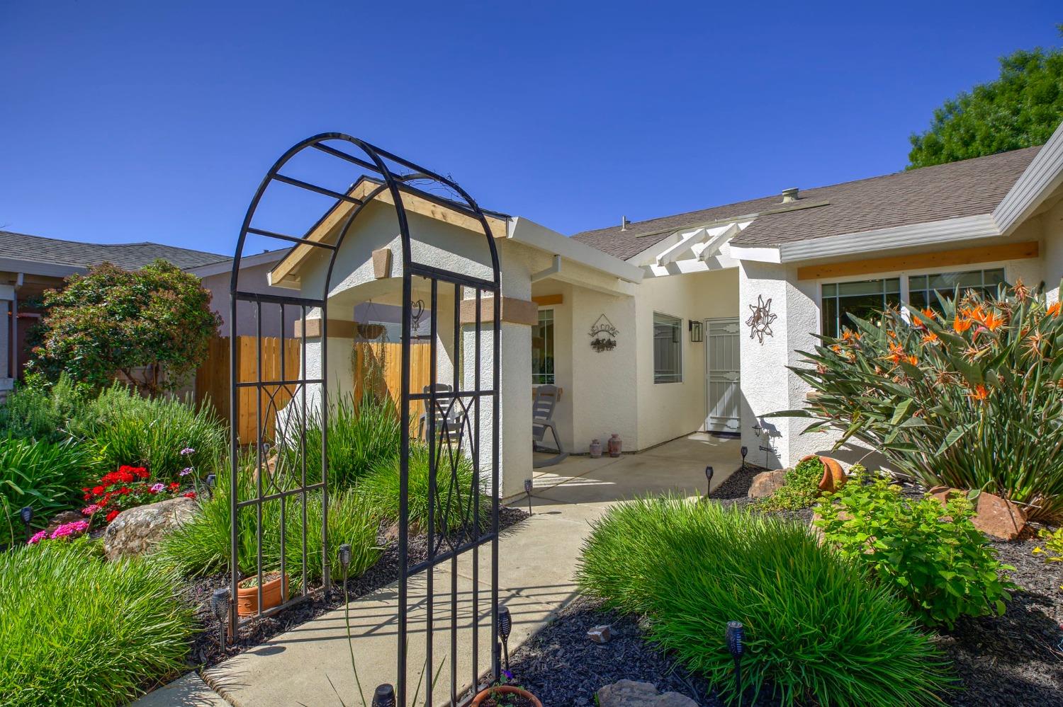 Detail Gallery Image 3 of 23 For 403 Donner Ct, Wheatland,  CA 95692 - 3 Beds | 2 Baths