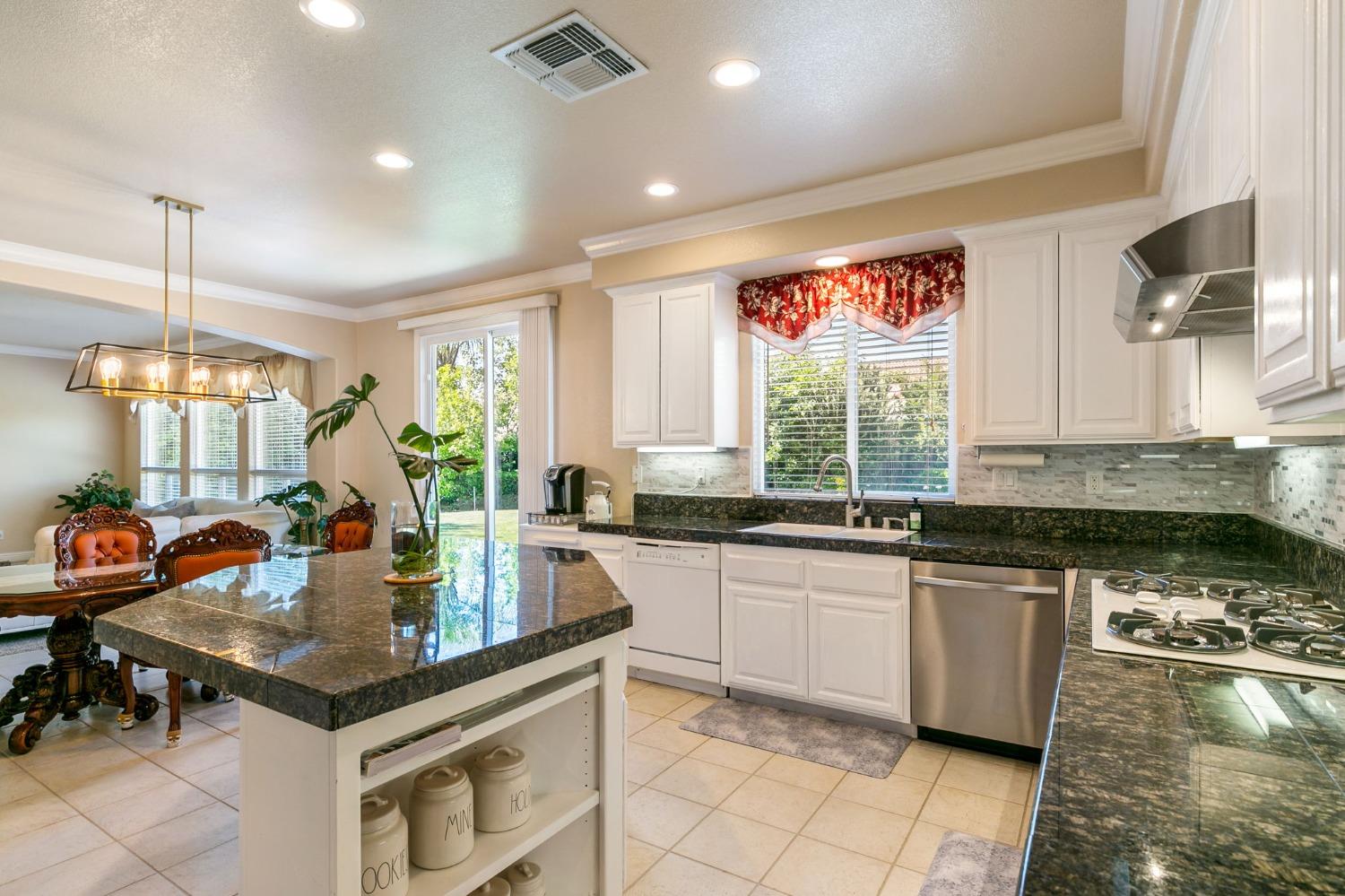 Detail Gallery Image 15 of 76 For 1680 Baroness Way, Roseville,  CA 95747 - 4 Beds | 4/1 Baths