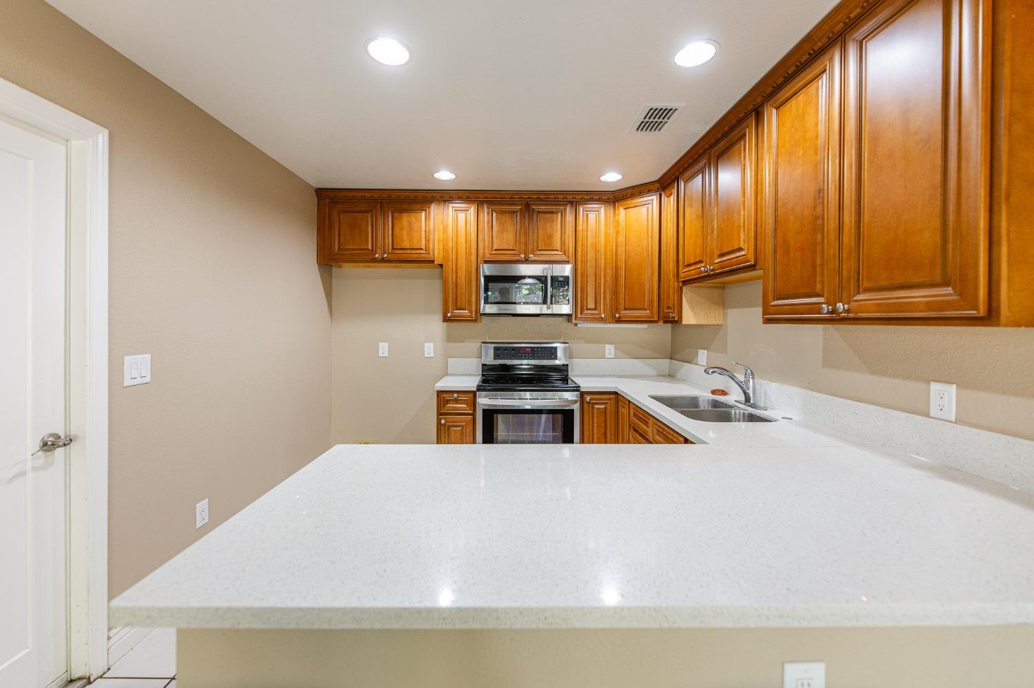 Detail Gallery Image 11 of 35 For 8547 Still Woods Ct, Sacramento,  CA 95828 - 2 Beds | 2 Baths